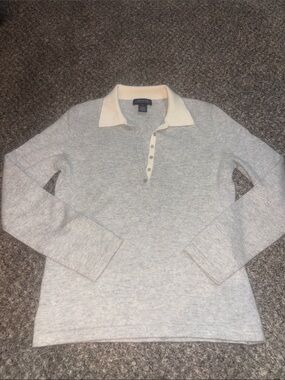 100% cashmere Jones New York Light Gray Long-Sleeve Sweater with Cream Collar